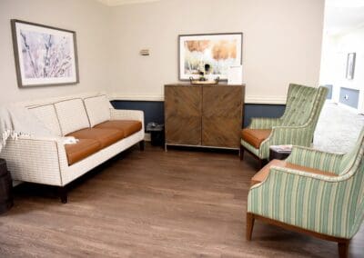Resident lounge seating area at Charter Senior Living of Paris in Paris, TN